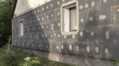 Kıştan önce eski bir evi polistiren köpükle yalıtmak