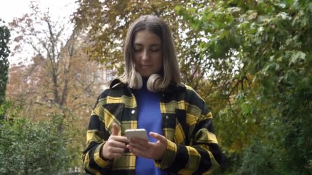 Stylish Teenager Girl Headphones Street Wroclaw Poland — Stock Video