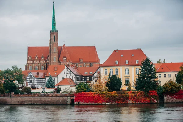 Blick Auf Die Insel Tumski Breslau Polen Herbstsaison lizenzfreie Stockfotos