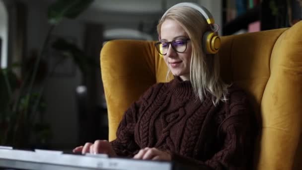 Белая Женщина Синтезатором Клавиатуры Играет Дома — стоковое видео