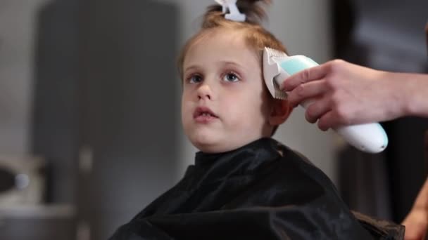 Mutter Schneidet Ihrem Sohn Hause Die Haare Mit Haarschneidemaschine — Stockvideo