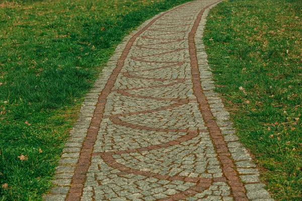 Brick Way Grass Sides Poland विना-रॉयल्टी स्टॉक इमेज