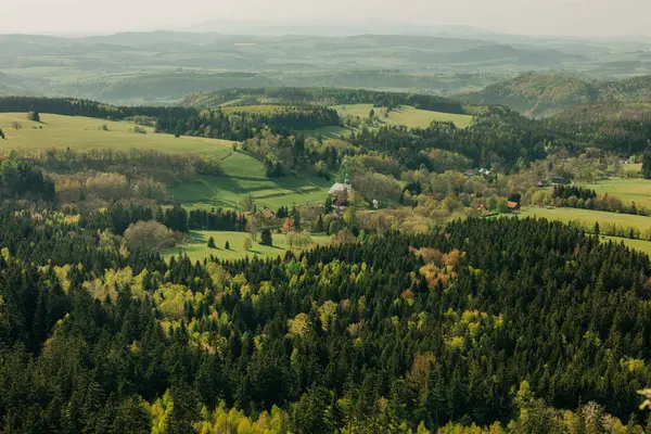 Landskapet Nord Tsjekkia Polen Sør Fjellgrensen stockfoto