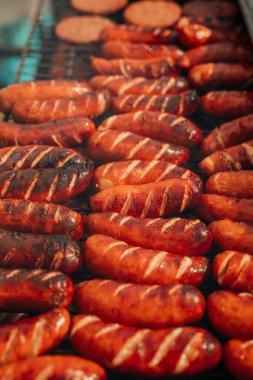 Yazın piknik sırasında ızgarada Avrupa usulü sosisler.