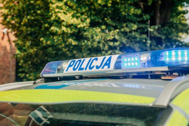 Polonya, Avrupa 'da bir polis arabasının sinyal ışıklarına yakından bakın
