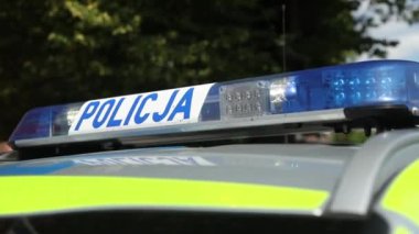 Polonya, Avrupa 'da bir polis arabasının sinyal ışıklarına yakından bakın