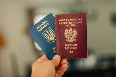 Ukrayna ve Polonya pasaportları, göçü ve vatandaşlığı sembolize ediyor.