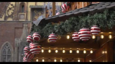 Polonya 'nın Wroclaw kentindeki Noel pazarındaki evlerin Noel süslemelerine yakından bakın.