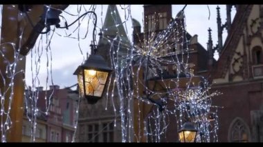 Wroclaw, Polonya 'daki Noel pazarındaki klasik dekoratif fenerin yakın çekim videosu..