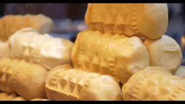 Polonya 'nın Wrocaw kentindeki bir Noel pazarında geleneksel Tatra füme peyniri (osscypek) yakın çekim videosu.
