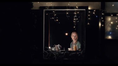 Kadın mutfak penceresinin yanında kahve içerken biri aniden dışarıya koşup gizemli bir an yaratıyor.