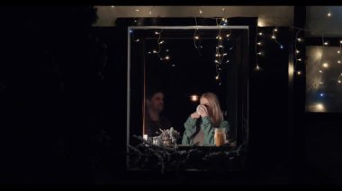 Beyaz adam ve kadın akşamları birlikte mutfak penceresinde durup, kahve içip, sessiz bir anın tadını çıkarıyorlar.