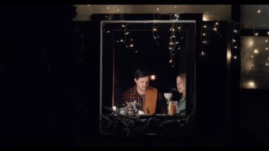 Akşamları beyaz adam ve kadın mutfak penceresinin yanında durur, birlikte bulaşıkları yıkar ve kurutur, dışarıdan görünürler.