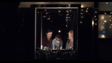 Beyaz anne, baba ve oğulları akşamları mutfak penceresinin önünde birlikte bulaşıkları yıkıyor ve kurutuyorlar.