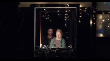 Akşamları beyaz adam ve kadın mutfak penceresinin yanında durur, birlikte bulaşıkları yıkar ve kurutur, dışarıdan görünürler.