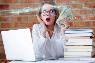 Bilgisayarında dijital para, dolar ve Bitcoin bulunan şaşırmış kadın, mali dijitalleşmeyi ve çevrimiçi kazançları temsil ediyor