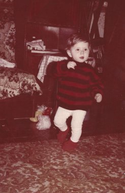 Küçük kız tatilde evde dans ediyor, Odessa 1980 SSCB