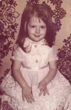 Doğum günü partisinde beyaz elbiseli küçük bir kızın portresi, Odessa 1980 SSCB