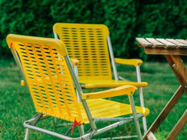 Yaz Bahçesinde Sarı Katlanan Sandalyeler
