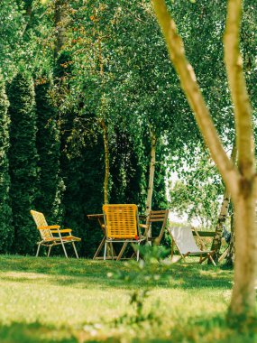 Yaz Bahçesinde Sarı Katlanan Sandalyeler