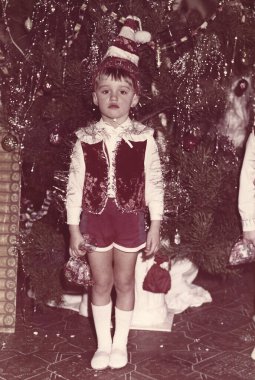 Okulda Noel ağacı yakınında Pinokyo kostümlü altı yaşında bir çocuk, 1990 'ların başında Ukrayna' da film fotoğrafçılığı tarzında yakalandı.