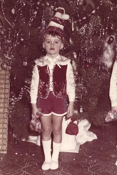 Okulda Noel ağacı yakınında Pinokyo kostümlü altı yaşında bir çocuk, 1990 'ların başında Ukrayna' da film fotoğrafçılığı tarzında yakalandı.