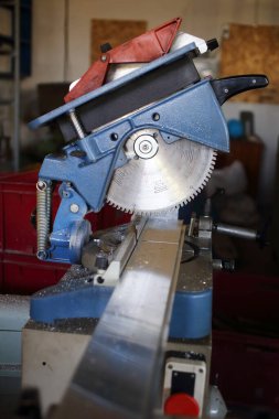 Mitre alüminyum profili keserken gördü