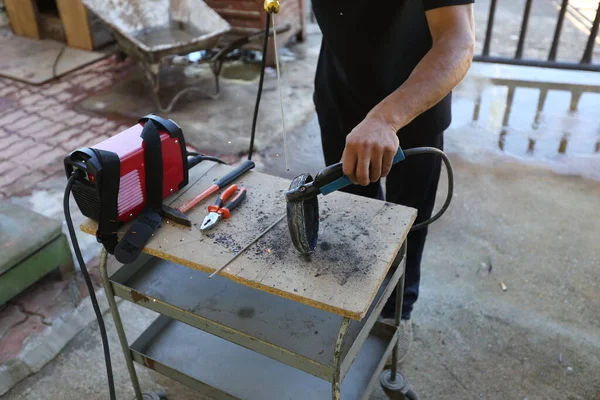 Arbeiter Repariert Maschine Mit Schweißen — Stockfoto