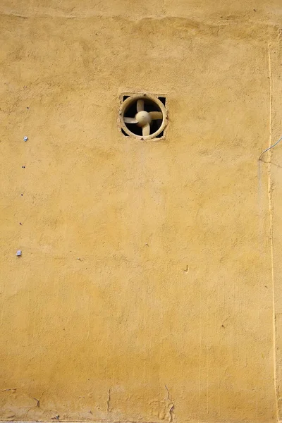 Вентилятор Желтой Стене — стоковое фото