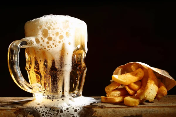 Κούπα Μπύρας Και Τηγανητές Πατάτες — Φωτογραφία Αρχείου