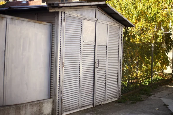 Una Vecchia Porta Grigia Garage — Foto Stock