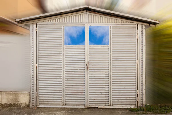 Brama Garażowa Niebo Przez Okna — Zdjęcie stockowe