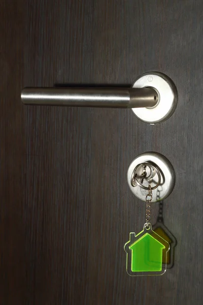 家の形をした透明な鍵リング — ストック写真