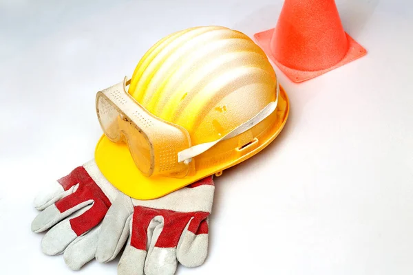ホワイト コーン グーグルと手袋の労働者の安全ヘルメット — ストック写真