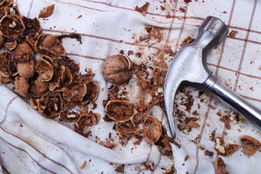 Ceviz ezmesi ve çekiç.