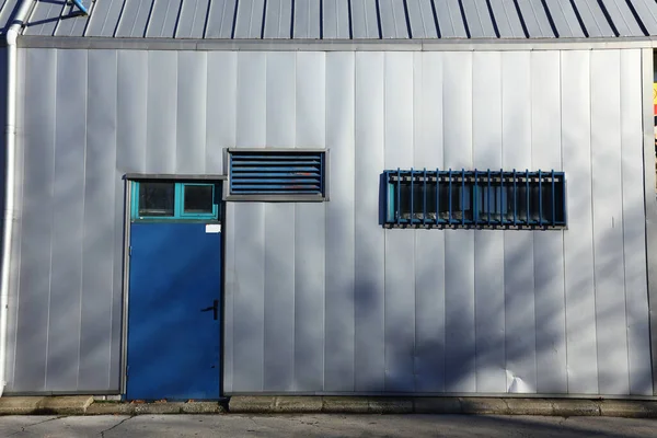 Промисловий Фасад Синіми Дверима Стокове Зображення