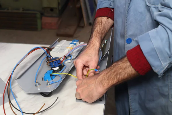 Een Elektricien Werkt Aan Een Apparaat Stockfoto