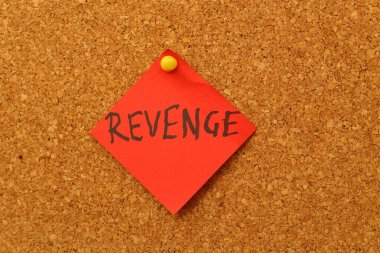 Gösterge panelinde intikam yazan kırmızı bir not.