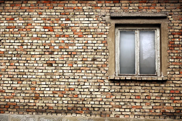 오래 된 벽돌 벽 및 창 스톡 사진