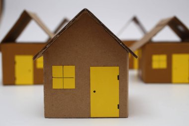 beyaz arkaplan üzerinde karton ev