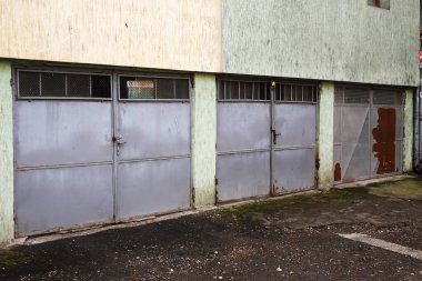 vlnité kovové dveře garáže