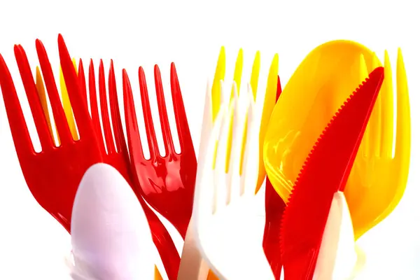 Некоторые Цветные Пластиковые Посуда Белом Лицензионные Стоковые Изображения