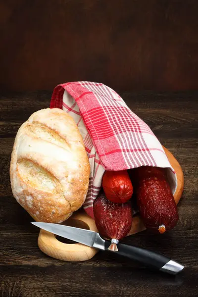 Etwas Salami Und Brot Auf Einem Küchentisch Stockfoto