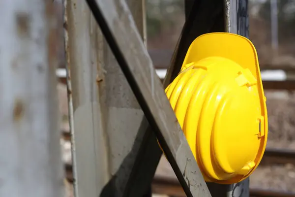 Безопасность Первый Желтый Шлем Рабочем Месте Стоковое Фото