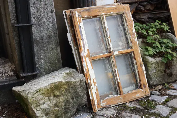 裏庭にある古い木工の窓は ストック画像