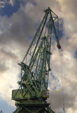 Gökyüzüne karşı iskele vinci