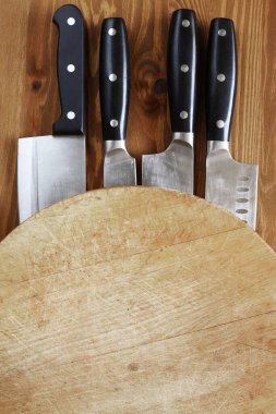 Mutfak bıçakları ahşap masa manzarasında.