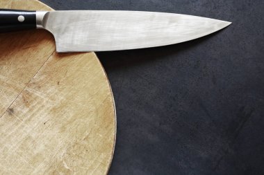 Mutfak bıçağı ahşap masada.