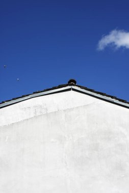 Soyut bir kör beyaz cephe ve mavi gökyüzü