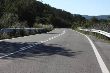 Sabah, dağların arasından bir yol.